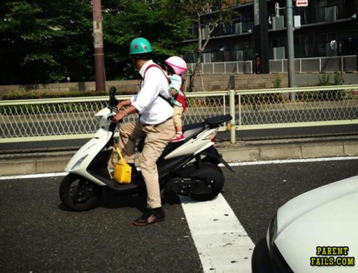 hombre en motocicleta con una niña en una mochila