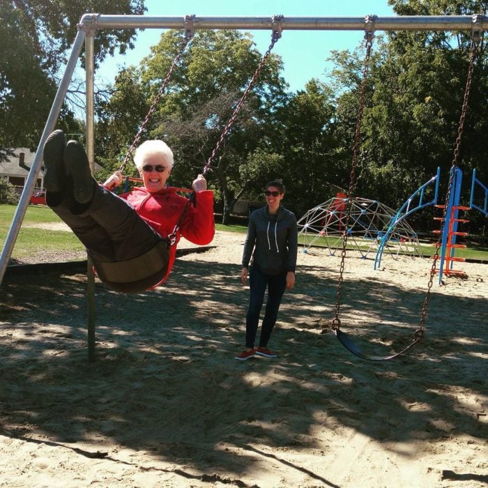 abuela en un columpio