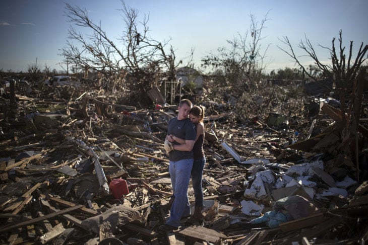 Pareja llora en las ruinas de su casa destruidas por un tornado 