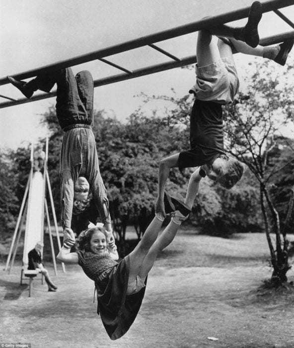 niños jugando en un pasamanos