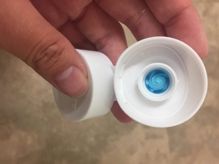 residuos de pasta dental en la tapa de un tubo de pasta