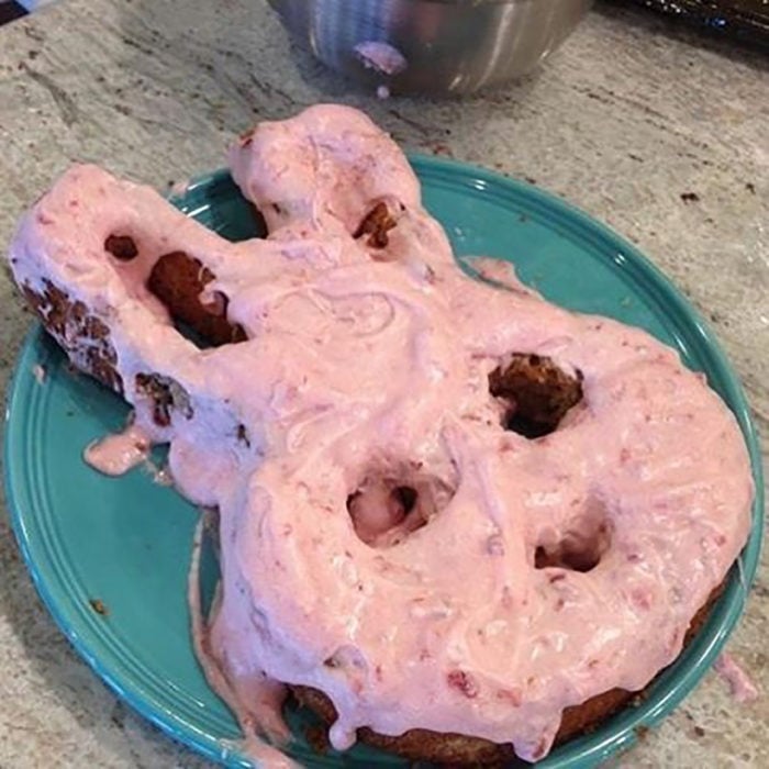 pastel feo en forma de conejo