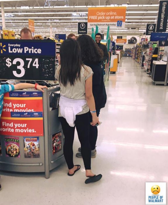 mujer con pañal sobre pantalón