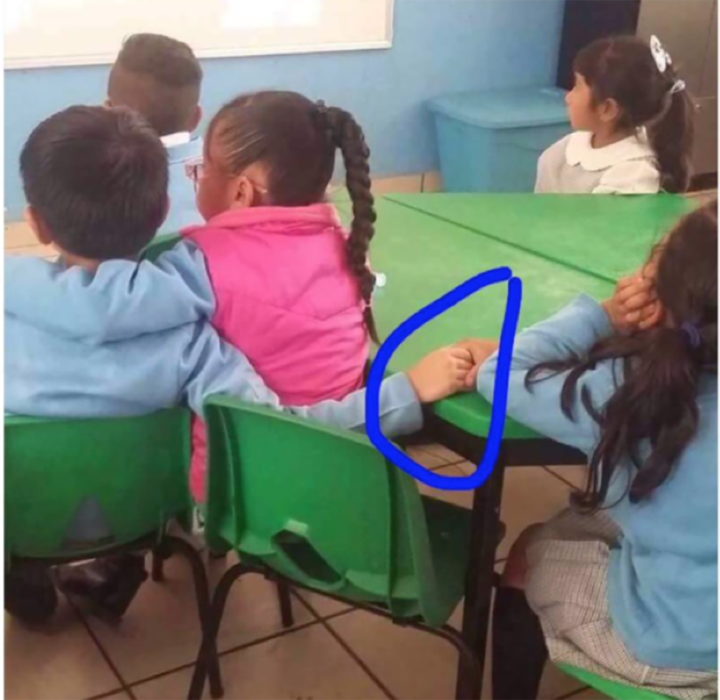 niño abrazando a una niña y dpandole la mano a otra