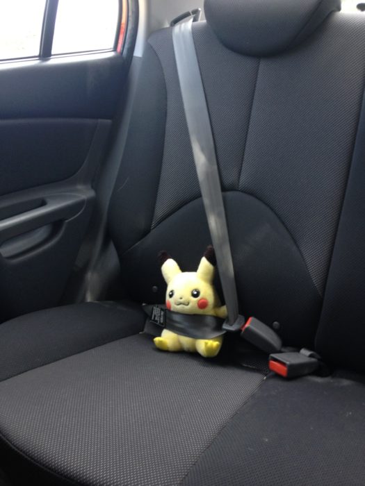 pikachu con cinturón de seguridad en el asiendo de un auto