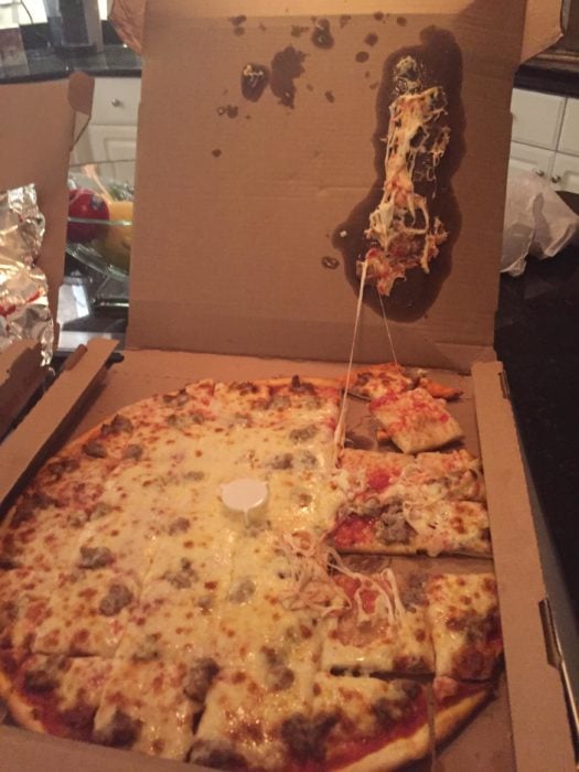 pizza con cubierta que se quedó pegada en la tapa