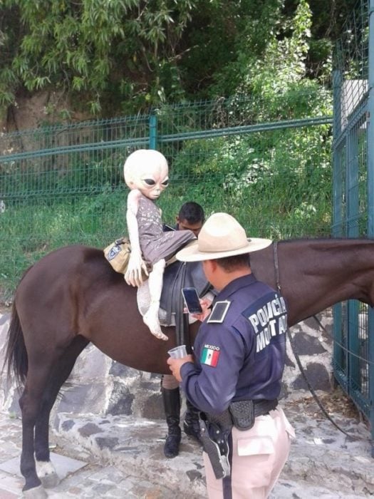 alien sobre un caballo y un policía