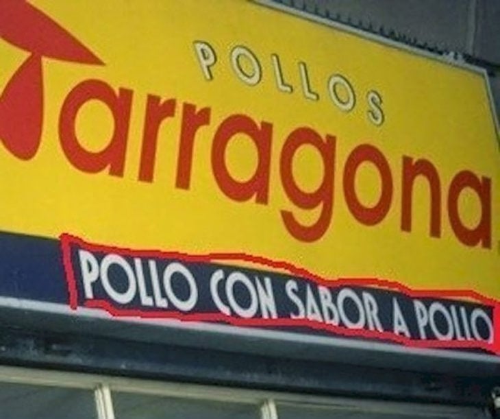 letrero que dice pollo con sabor a pollo