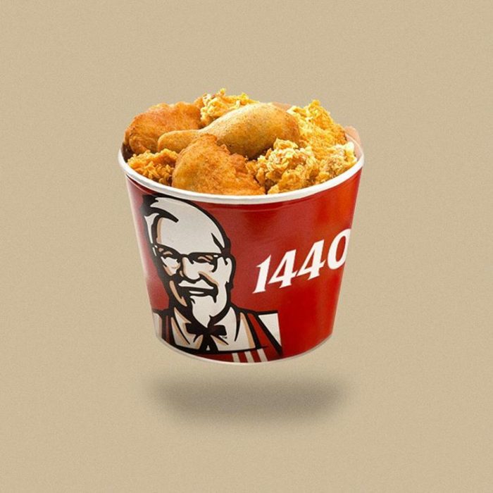 envase de pollo frito kfc menciona las calorías que tiene