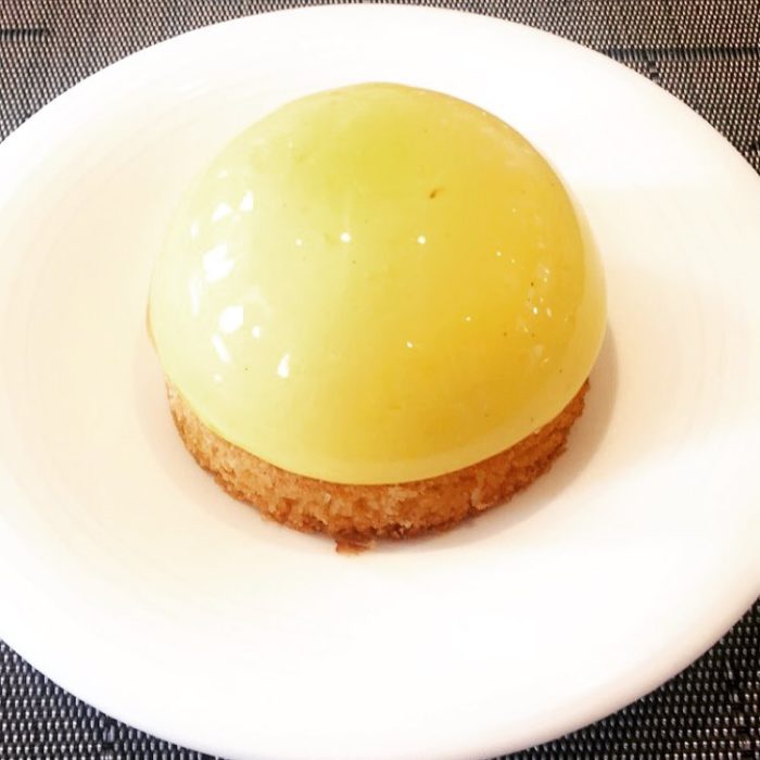 postre de una clase de panecillo con flan redondo amarillo