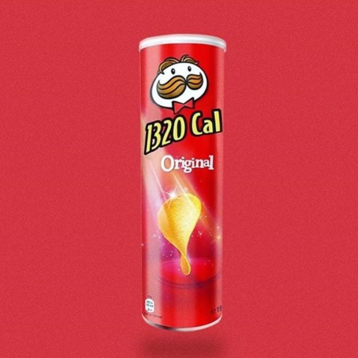 envase de pringles menciona las calorías que tiene