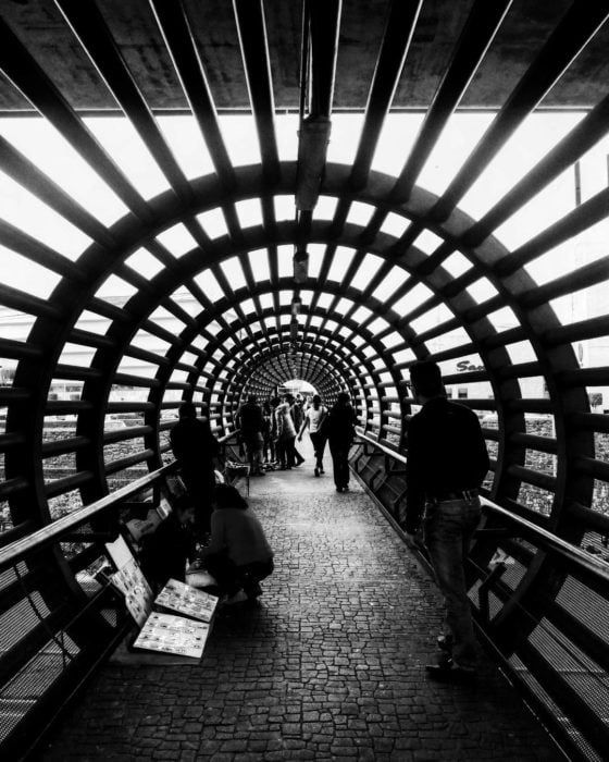 foto a blanco y negro de puente geométrico