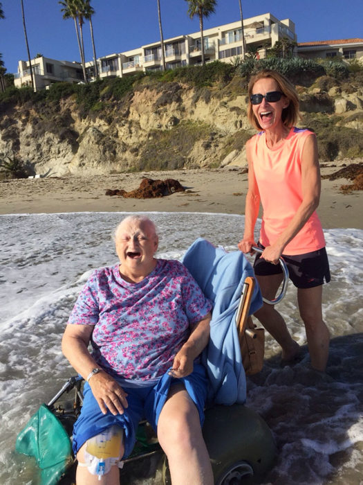 anciana sonriendo en la playa