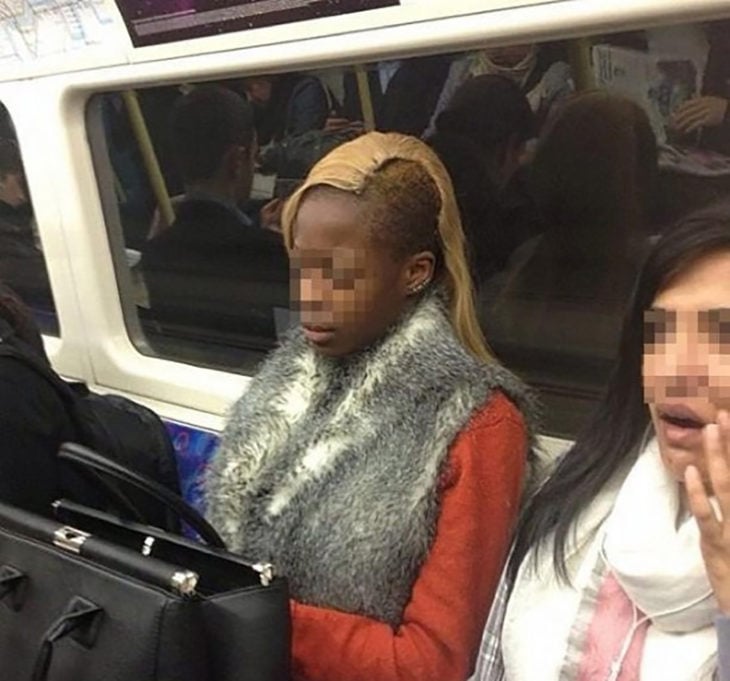 mujer cn el cabello amarillo y un costado rapado