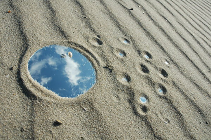 Reflejo del cielo en la arena