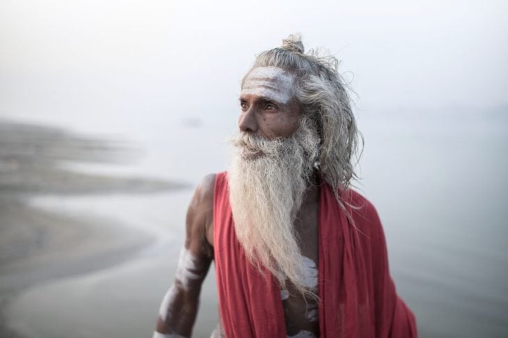 Retrato de hombre indígena al lado del río