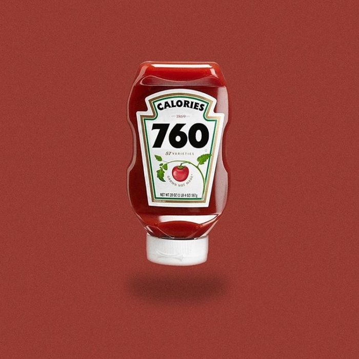 envase de salsa de tomate menciona las calorías que tiene