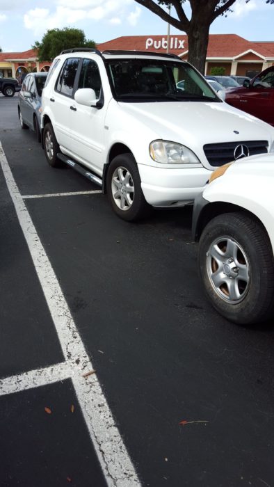 camionetas estacionadas juntas