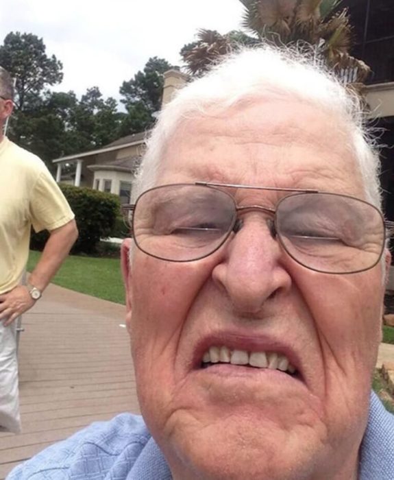 anciana se toma una selfie accidentalmente 