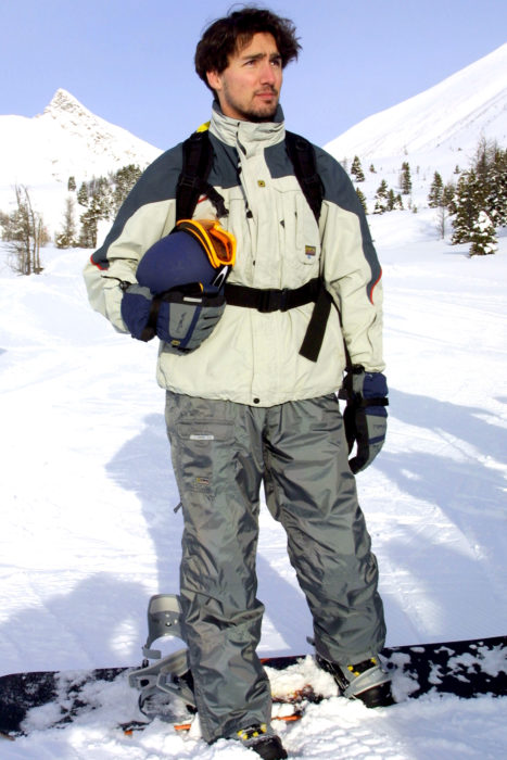 Justin trudeau en las montañas nevadas ataviado para esquiar 