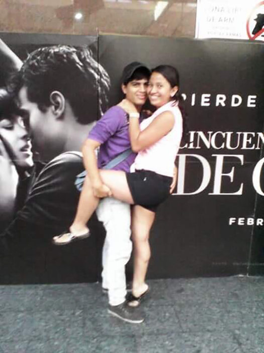 pareja frente al cartel de 50 sombras de grey