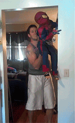 papá jugando con su hijo vestido de spiderman