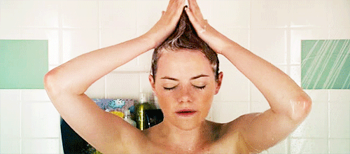 emma stone lavandose el cabello en la ducha