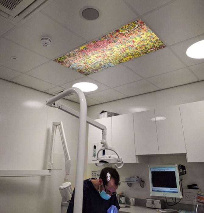 consultorio de dentista con techo colorido
