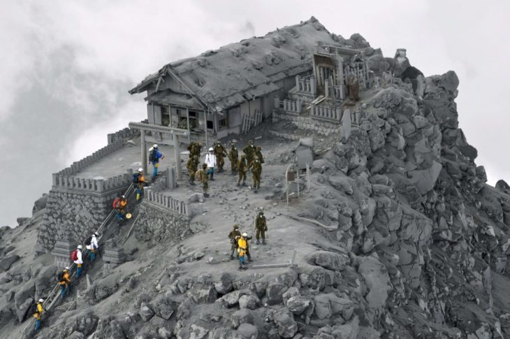Templo cubierto de cenizas por la explosión de un volcán en Japón