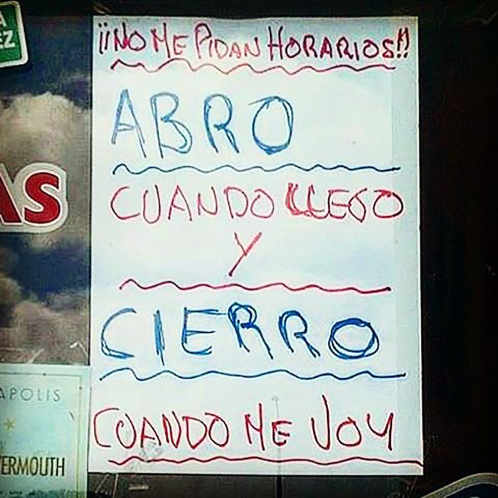 cartel que dice abro cuando llego y cierro cuando me voy