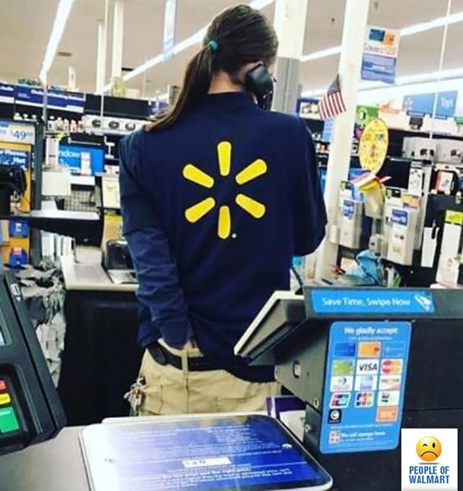 mujer que se rasca el trasero en wallmart