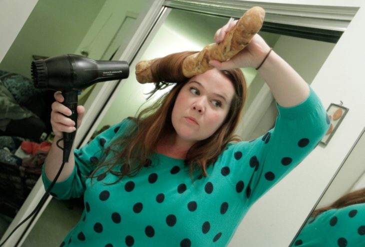 mujer rizandose el pelo con un pan