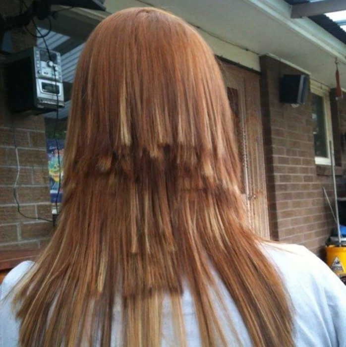 chica con cabello cortado en capas de forma extraña