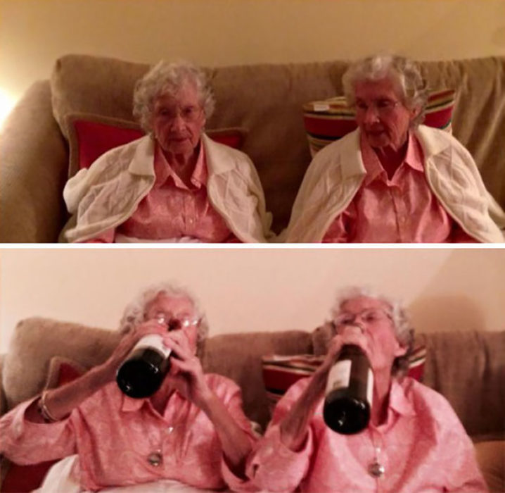 dos ancianas bebiendo vino directamente de la botella