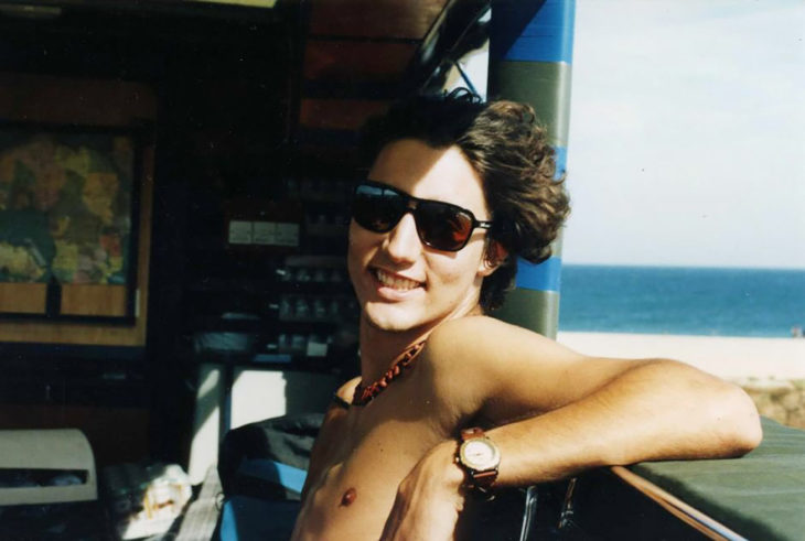 justin trudeau joven sin camisa