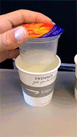 recipiente de plástico es introducido en un vaso de papel