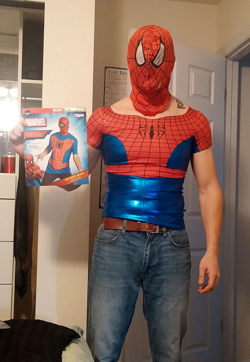 hombre disfrazado de spiderman con camisa que está muy apretada.