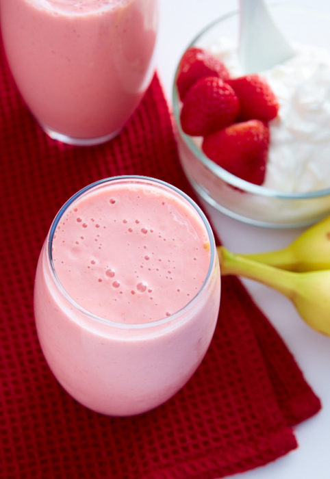 vasos de vidrio con yogur rosa