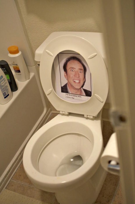 nicolas cage en el baño 