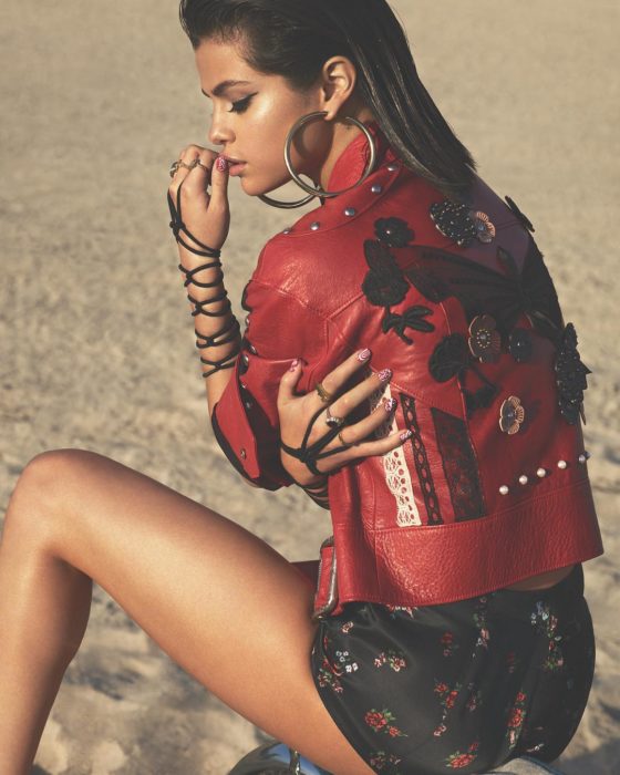 selena gomez en chaqueta roja