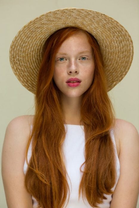 mujer pelirroja con sombrero 