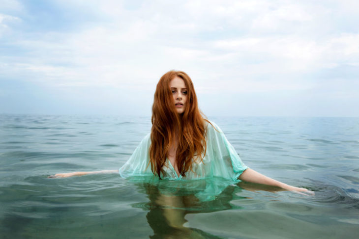 mujer pelirroja en el agua 