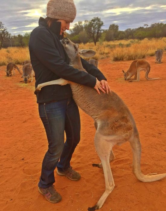 foto mujer y canguro abrazados tiernamente