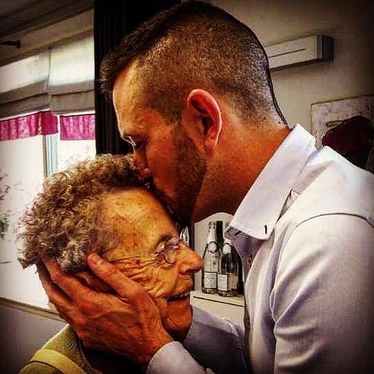 nieto besando a su abuela