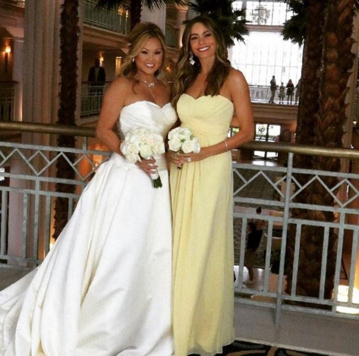 sofia vergara vestido amarillo dama de honor