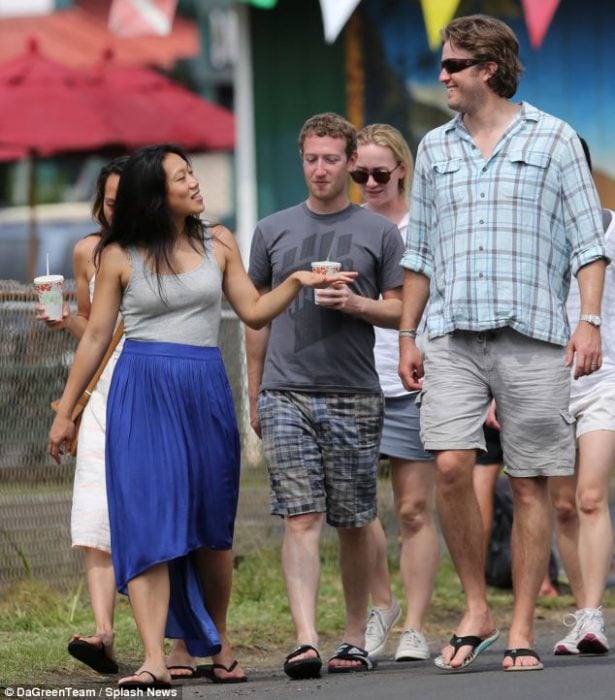 mark zuckerberg caminando en la calle 