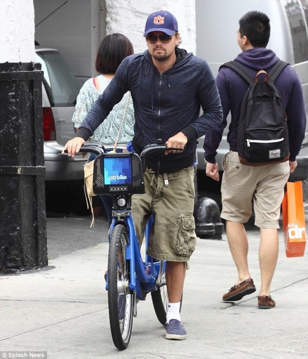 leo dicaprio en bicicleta 