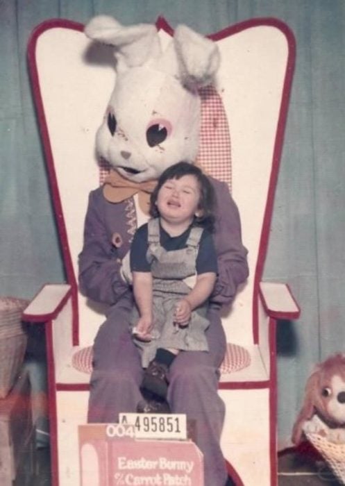 niña llorando conejo de pascua terrorífico vintage