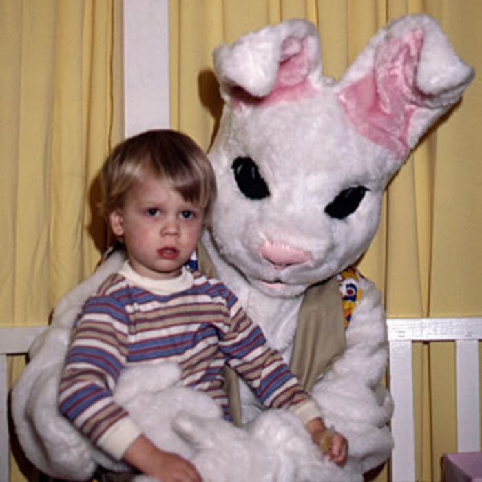 niño con un conejo de pascua asustado terrorífico vintage