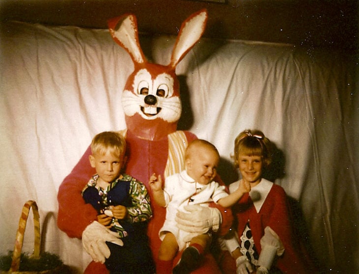 familia niños conejo de pascua terrorífico vintage